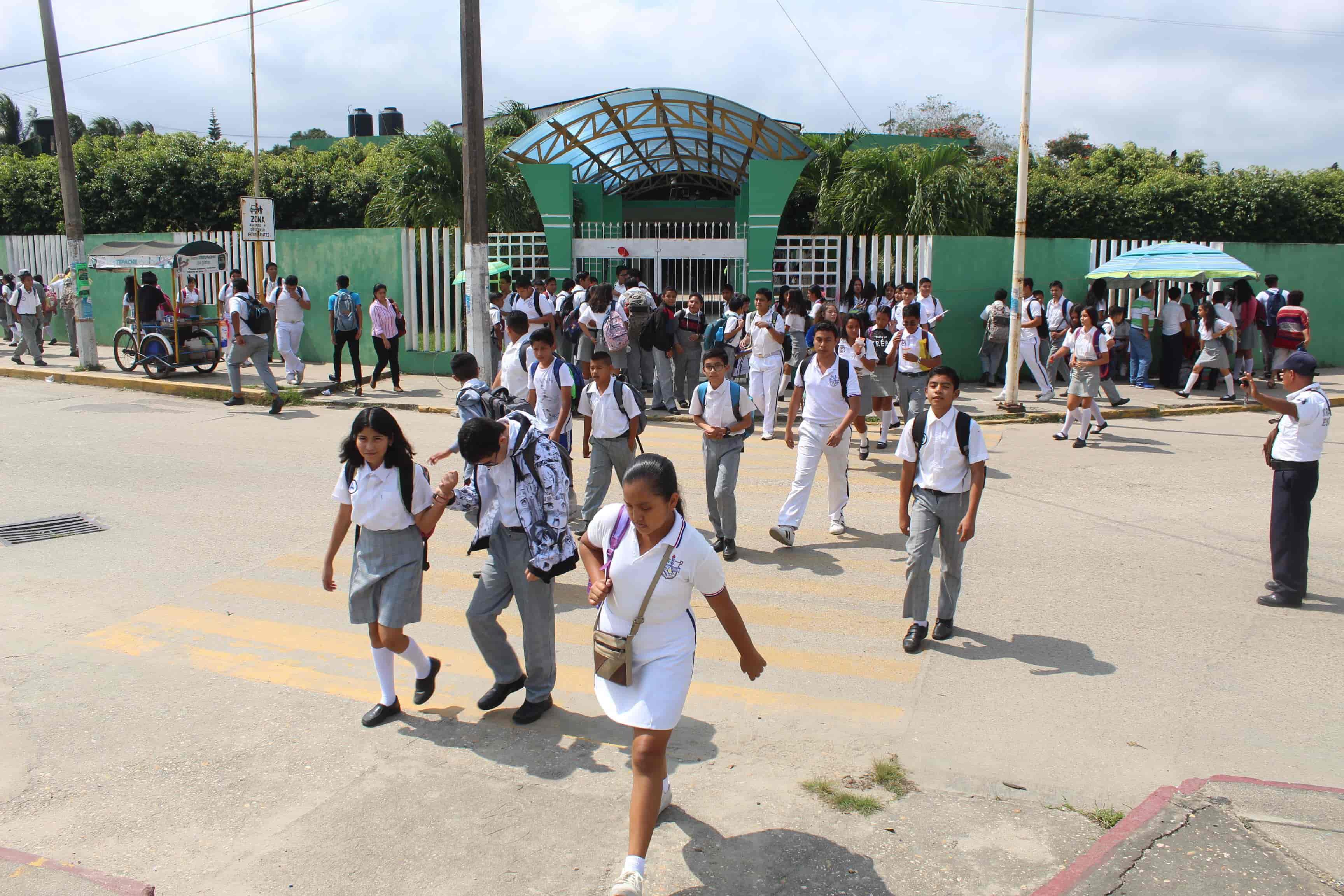 Sufren desmayos estudiantes de la Secundaria General Uno por intensos calores