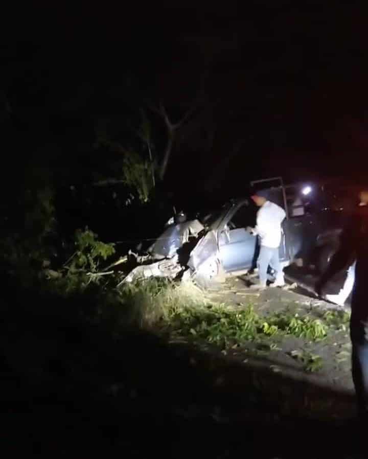 Vuelca camioneta cargada de chile en carretera del centro de Veracruz