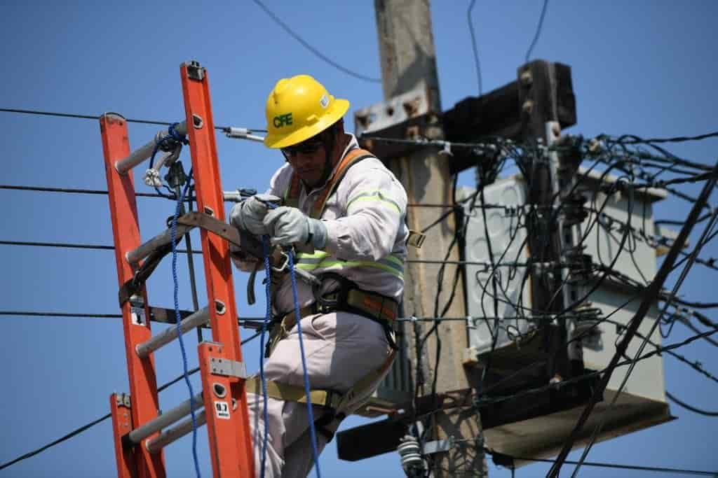 Apagones también son provocados por gente que se roba la luz en Veracruz