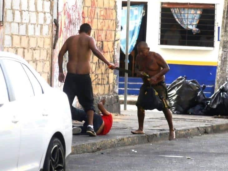 Teporochos atemorizan a vecinos del centro de Coatzacoalcos; ¡riñen a machetazos!