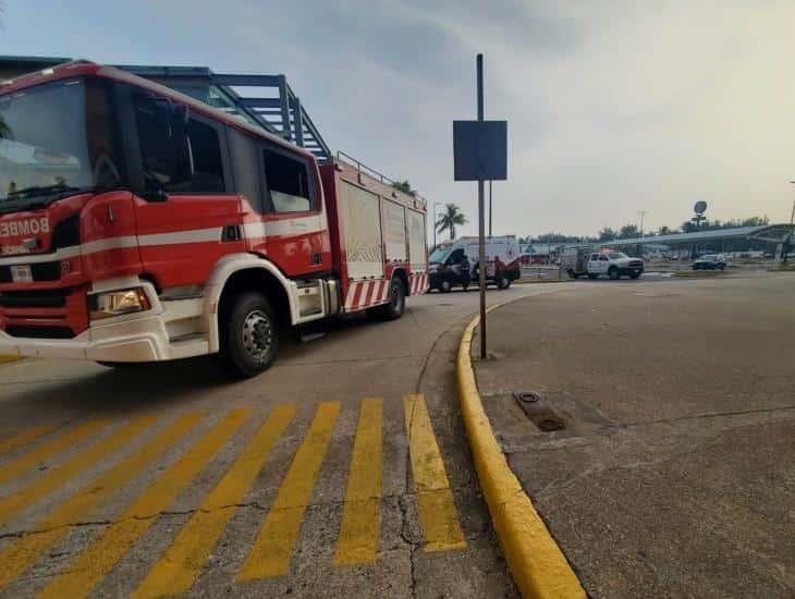 Indigentes provocan incendio en estacionamiento de supermercado