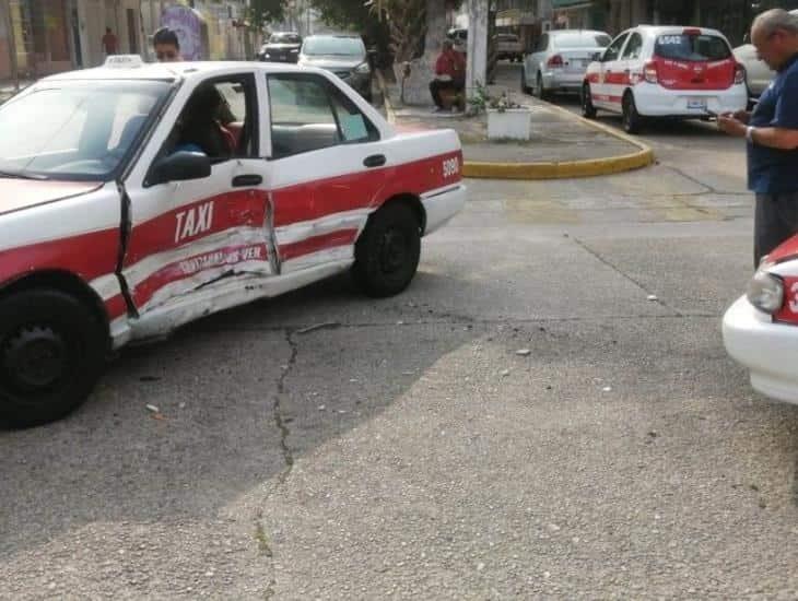 Chocan taxis en el Centro de Coatzacoalcos; hay 2 lesionados (+video)