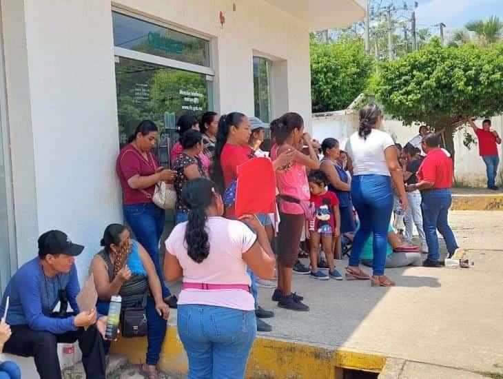 Oficinas de la CFE son tomadas por padres de familia de telesecundaria en Jáltipan; tienen 10 días sin luz