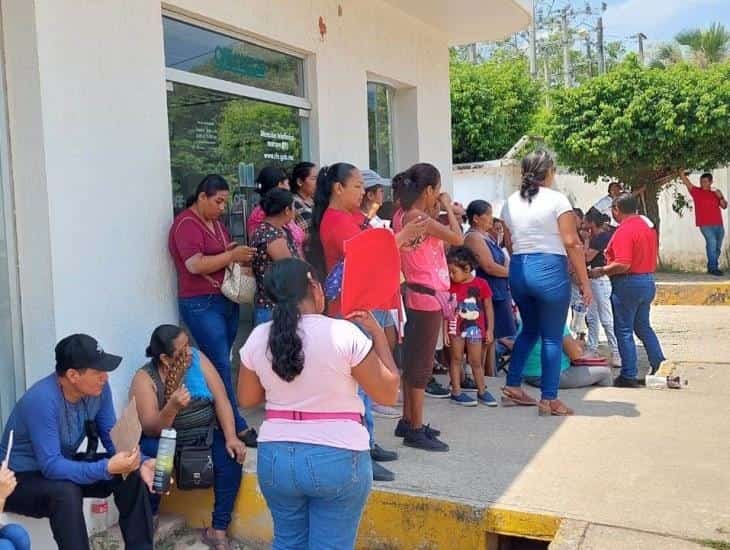 Toman oficinas de CFE tras 10 días sin luz en telesecundaria de Jáltipan