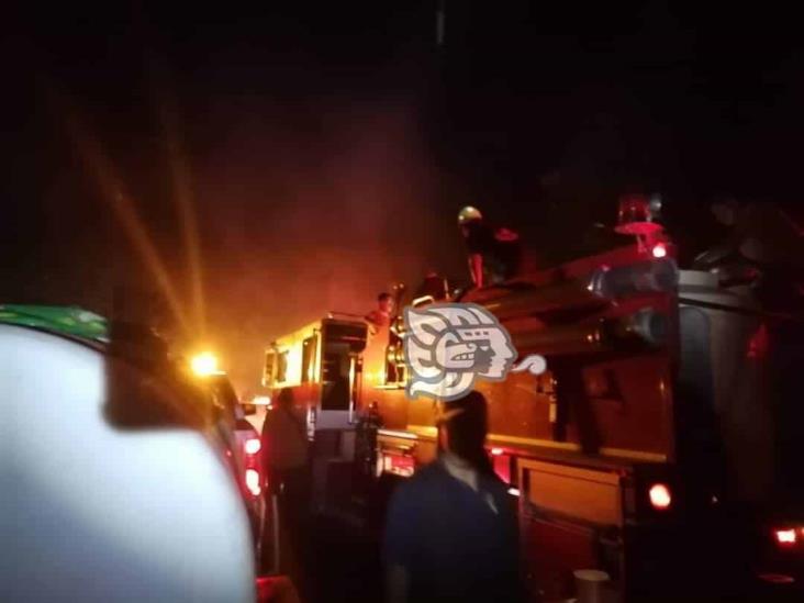 ¡En cenizas! Se incendia tráiler en Zongolica