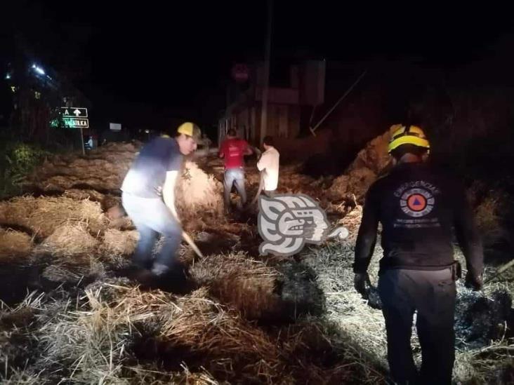 ¡En cenizas! Se incendia tráiler en Zongolica