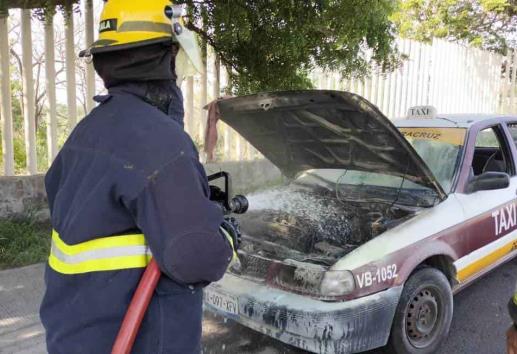 Se incendia taxi en la El Coyol, en Veracruz