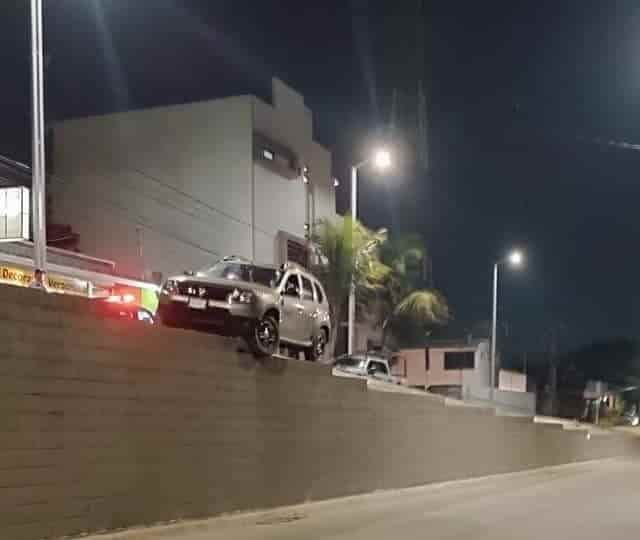 Camioneta casi “vuela” en colonia de Boca del Río