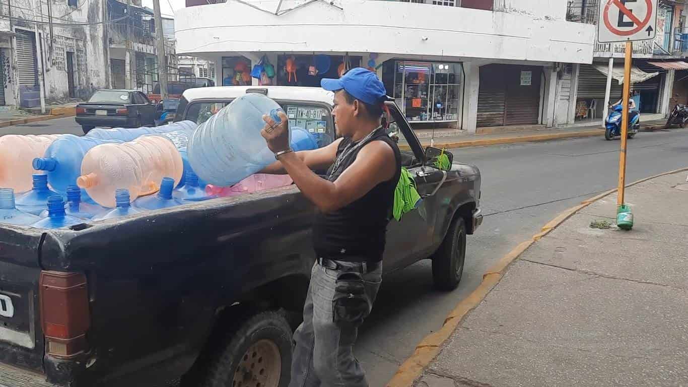 Por ola de calor, se duplicó la venta de garrafones de agua