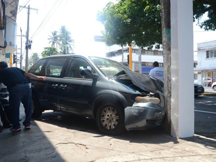 Pierde el control de su camioneta y choca contra auto estacionado en Veracruz