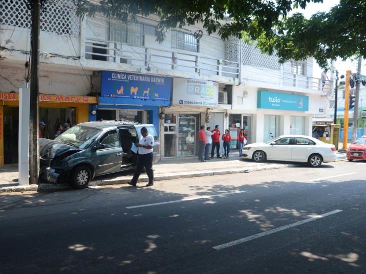 Pierde el control de su camioneta y choca contra auto estacionado en Veracruz