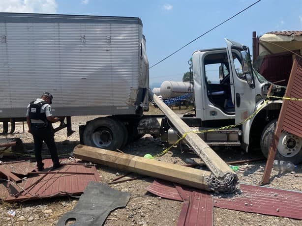 Tráiler impacta a taxi en la Fortín-Huatusco; hay 3 heridos