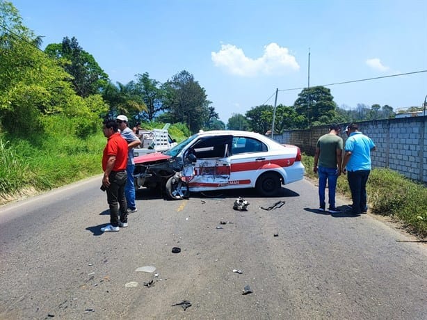 Tráiler impacta a taxi en la Fortín-Huatusco; hay 3 heridos