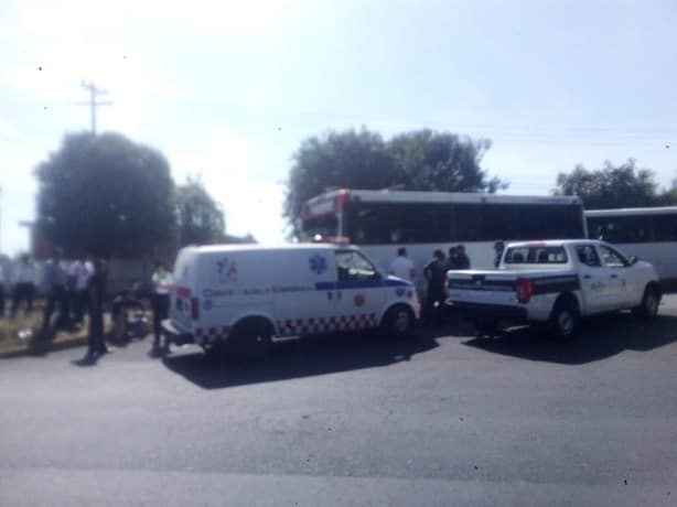 Autobús atropella a motociclista en bulevar Banderilla