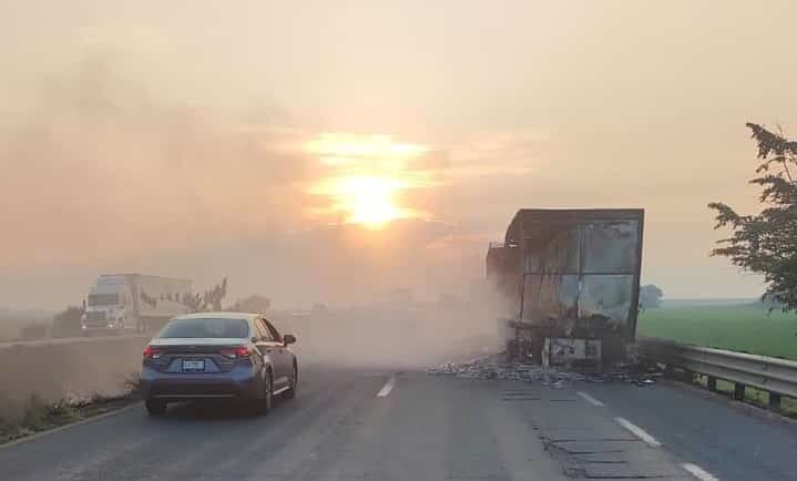 Se incendian dos remolques sobre la autopista Isla-Cosamaloapan