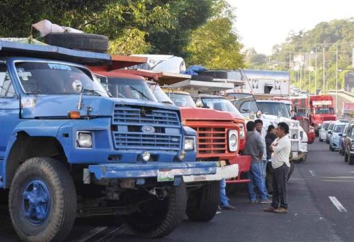 Transportistas en Veracruz amagan con sumarse al paro nacional para bloquear carreteras