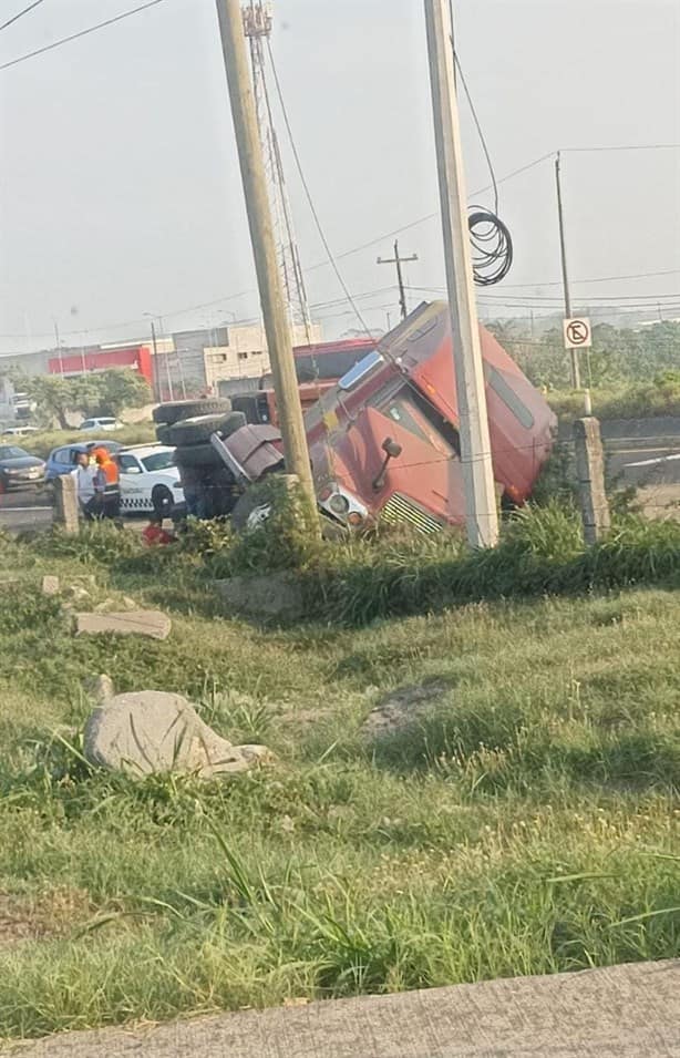 Vuelca tráiler a la altura de Geo Los Pinos, en Veracruz