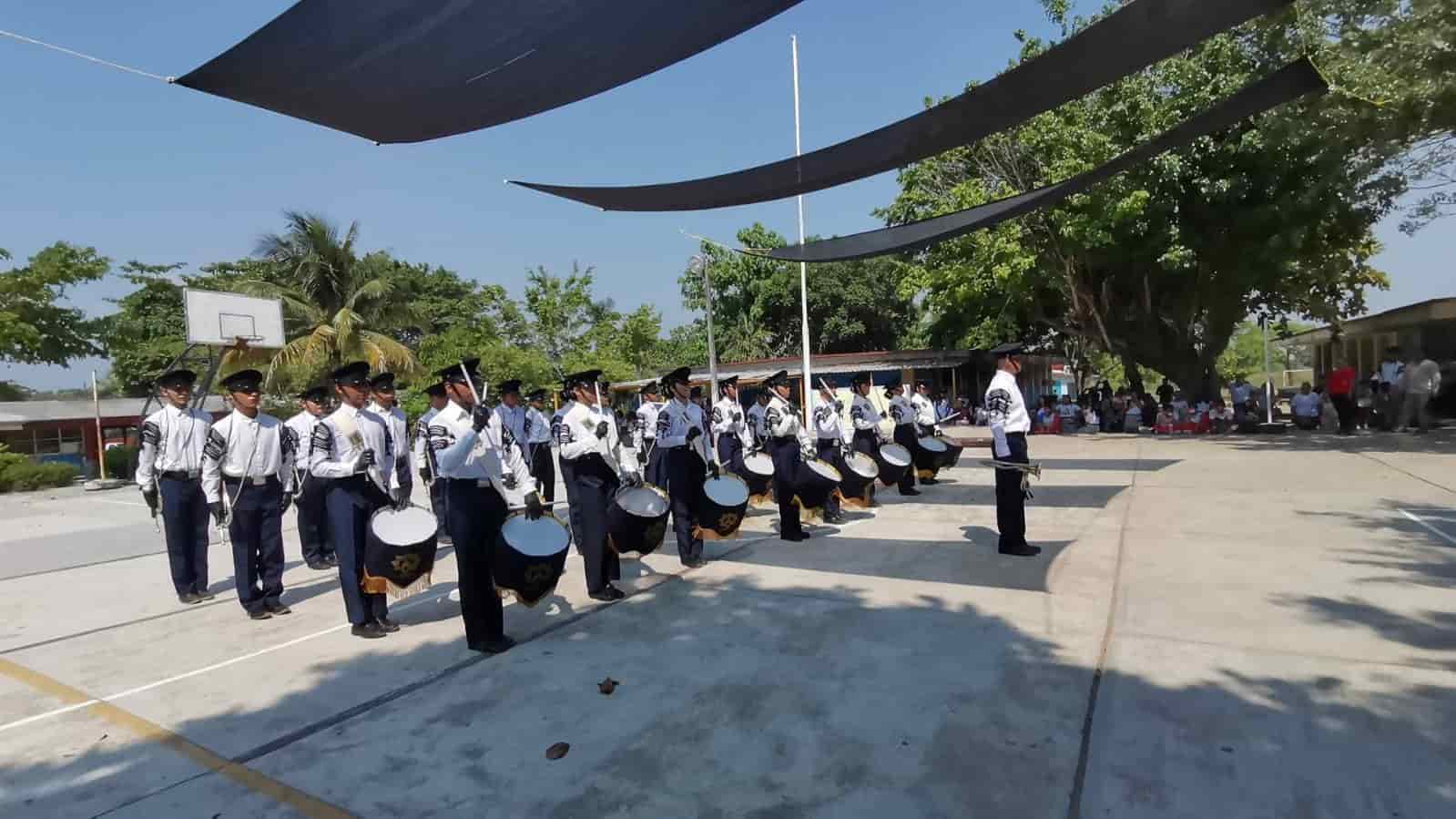 Escuelas secundarias técnicas realizaron exhibición de bandas de Guerra en Nanchital