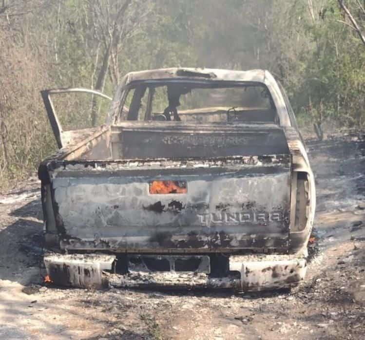 Viaja familia a reconocer cuerpo encontrado en camioneta de Condado Escamilla; impera hermetismo en Acayucan