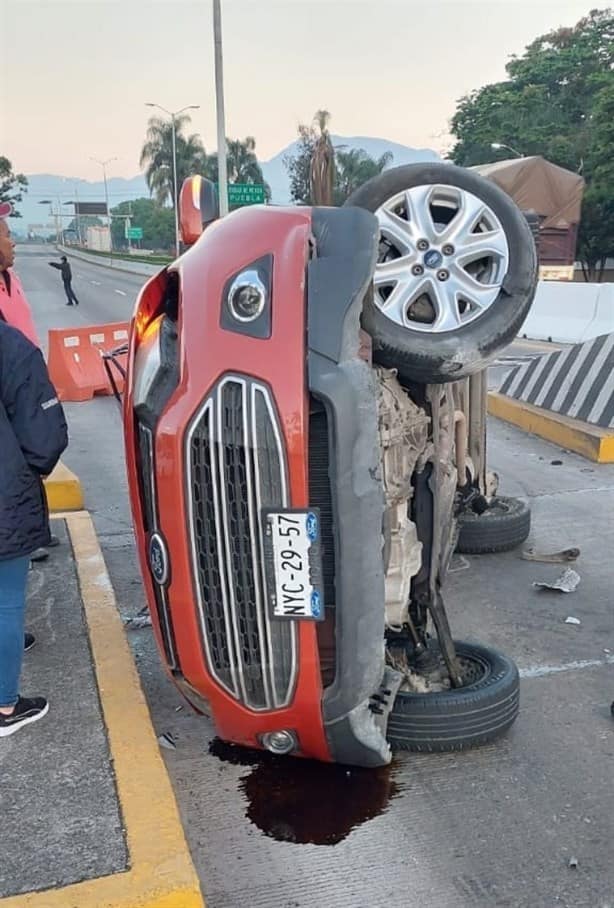 Camioneta familiar vuelca en la autopista Puebla-Córdoba