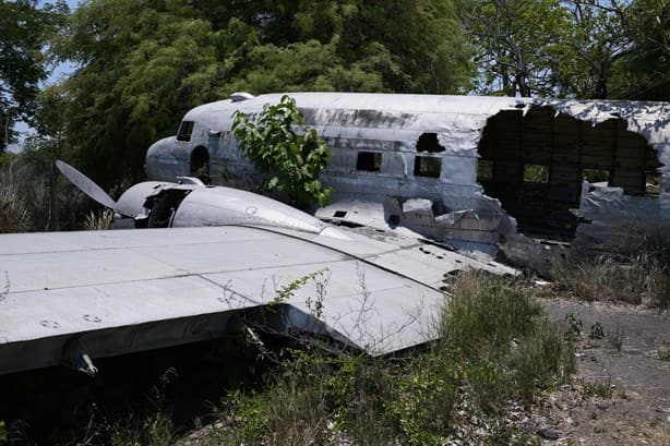 Avión de narcos abandonado en Veracruz se convierte en atractivo turístico (+video)