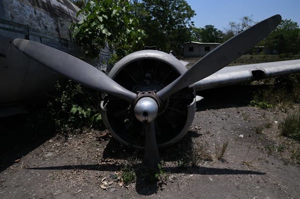 Avión de narcos abandonado en Veracruz se convierte en atractivo turístico (+video)