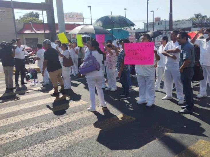 Realizan bloqueos en avenidas por falta de climas en IMSS de Veracruz