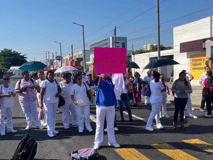 Bloquean avenida Cuauhtémoc: urgen climas en Hospital IMSS de Veracruz