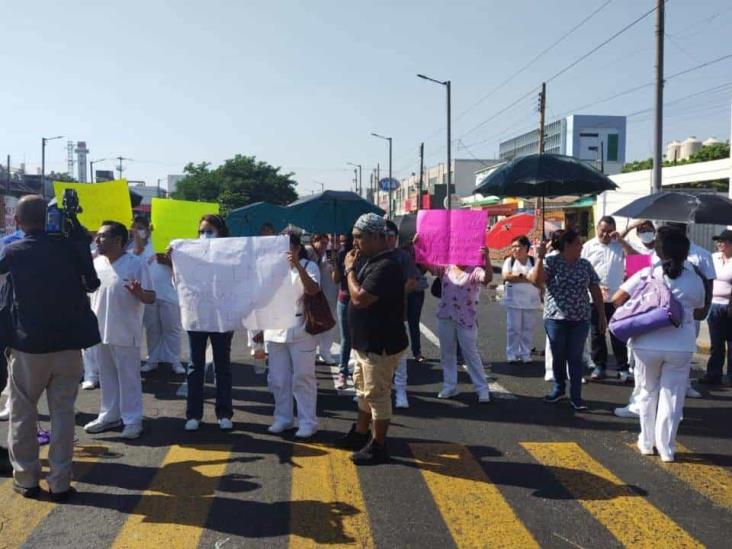 Bloquean avenida Cuauhtémoc: urgen climas en Hospital IMSS de Veracruz