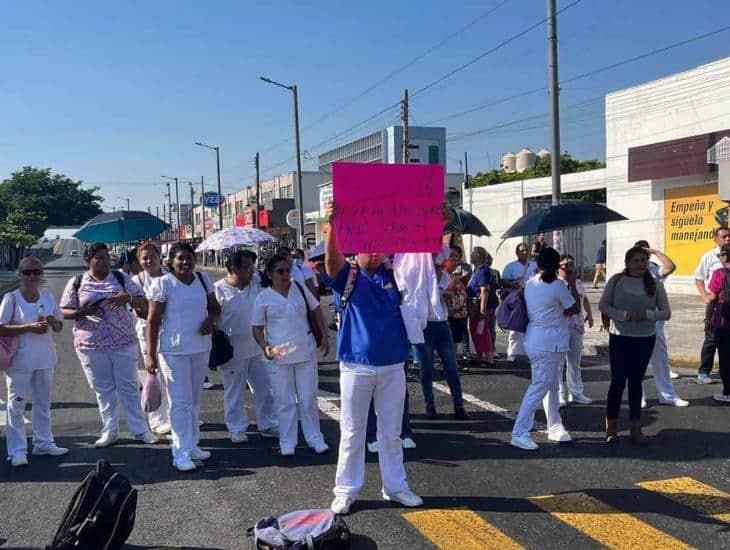 Realizan bloqueos en avenidas por falta de climas en IMSS de Veracruz