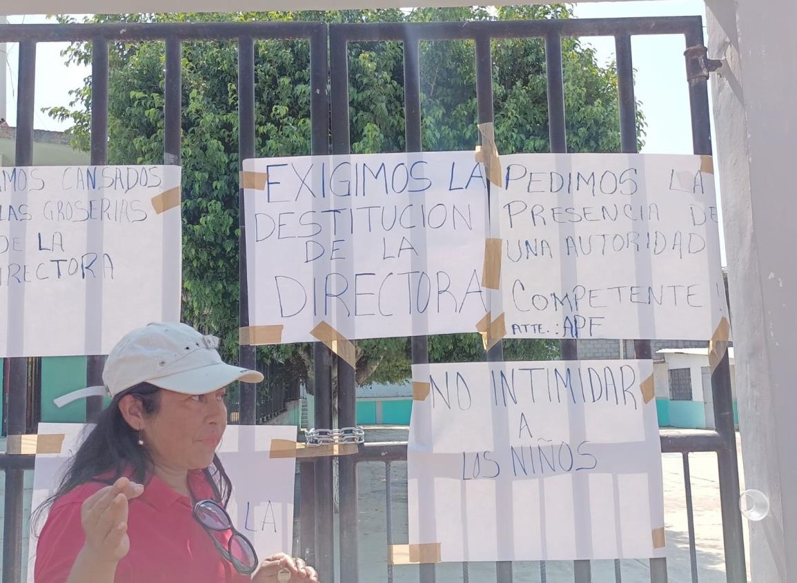 Escuela de Sayula cumple 24 horas tomada por padres de familia