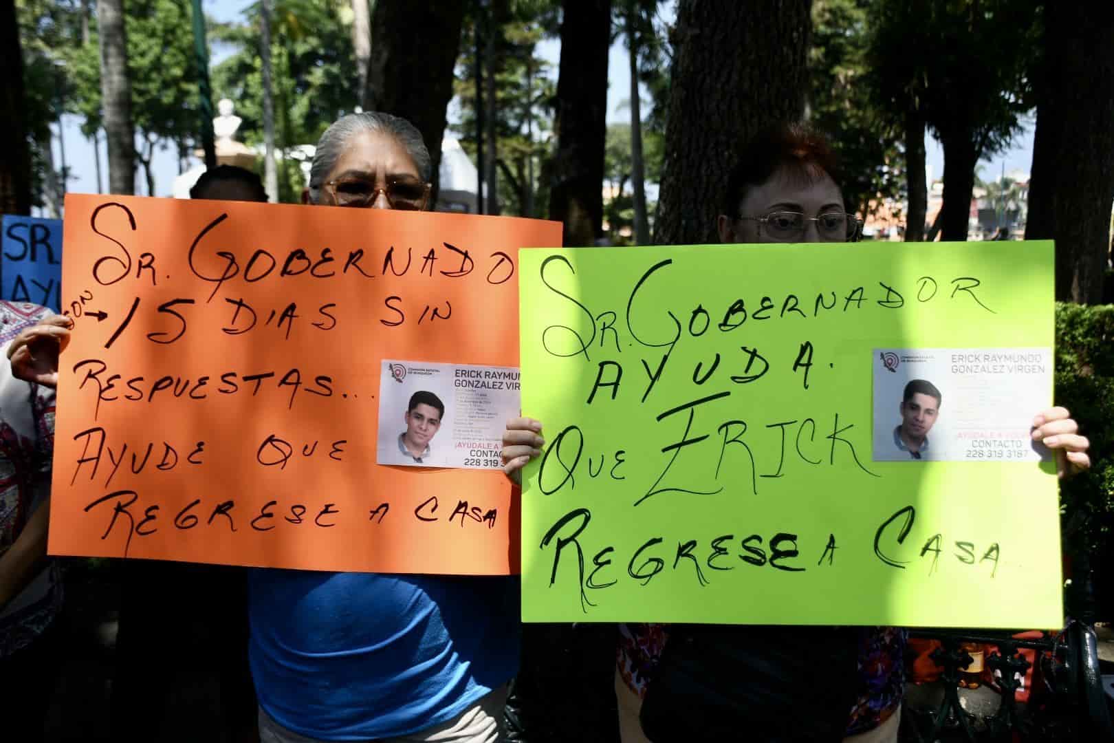 Familiares de Erick Raymundo acuden a gobierno para exigir apoyo en la localización del estudiante en Veracruz