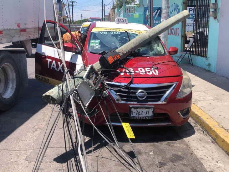 Tráiler tira poste encima de taxi en colonia de Veracruz