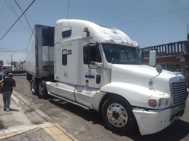 Tráiler tira poste encima de taxi en colonia de Veracruz