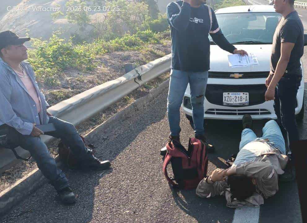 Motociclista se impacta contra auto en autopista Veracruz-Cardel