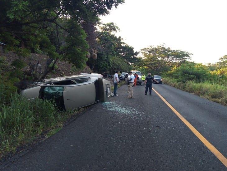 Vehículo vuelca en la carretera federal 180 - Palma Sola