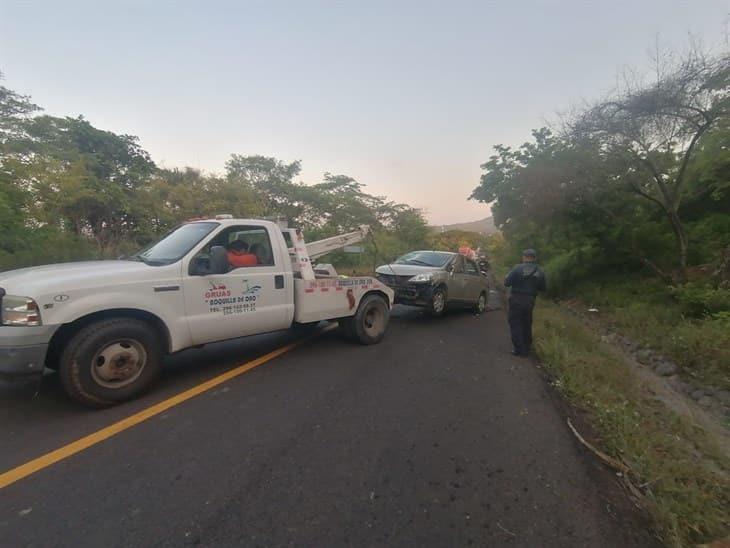 Vehículo vuelca en la carretera federal 180 - Palma Sola