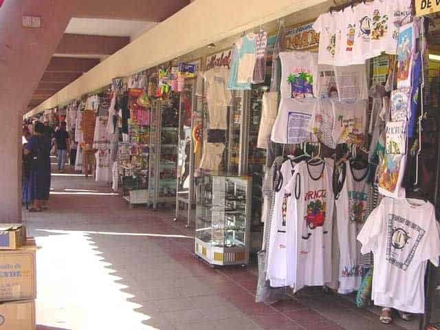 Artesanos en el Malecón de Veracruz se preparan para la llegada de turistas por periodo vacacional