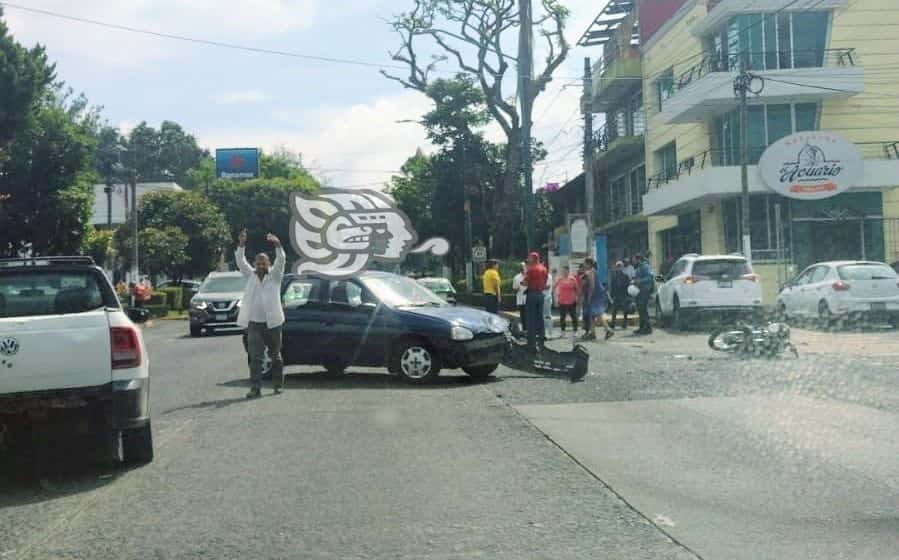 Auto choca contra motociclista en calles céntricas de Xalapa