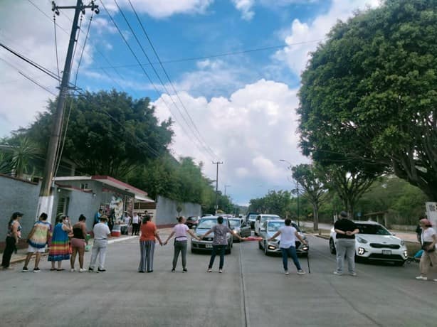 Xalapa: con sus cuerpos bloquean avenida por falta de agua