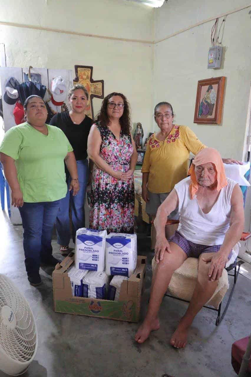 DIF Coatzacoalcos brinda asistencia a un adulto mayor en condiciones de vulnerabilidad.