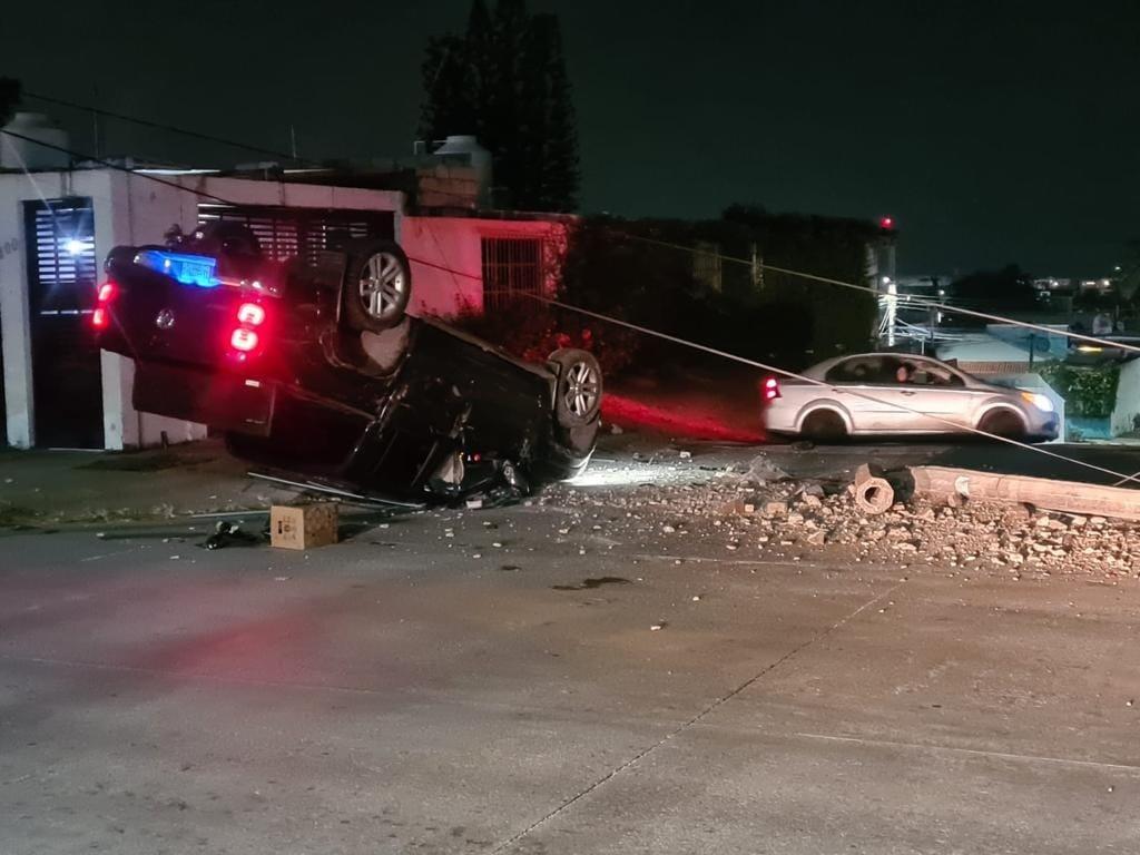 Queda llantas arriba lujosa camioneta tras noche de caguamas en Coatzacoalcos