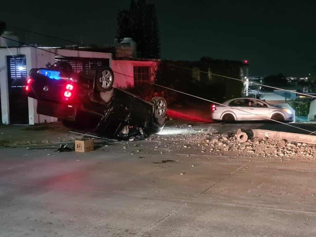 Queda llantas arriba lujosa camioneta en el sur de Veracruz