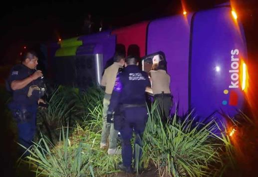 Vuelca autobús en  la carretera Isla-Santiago Tuxtla; hay al menos 15 lesionados