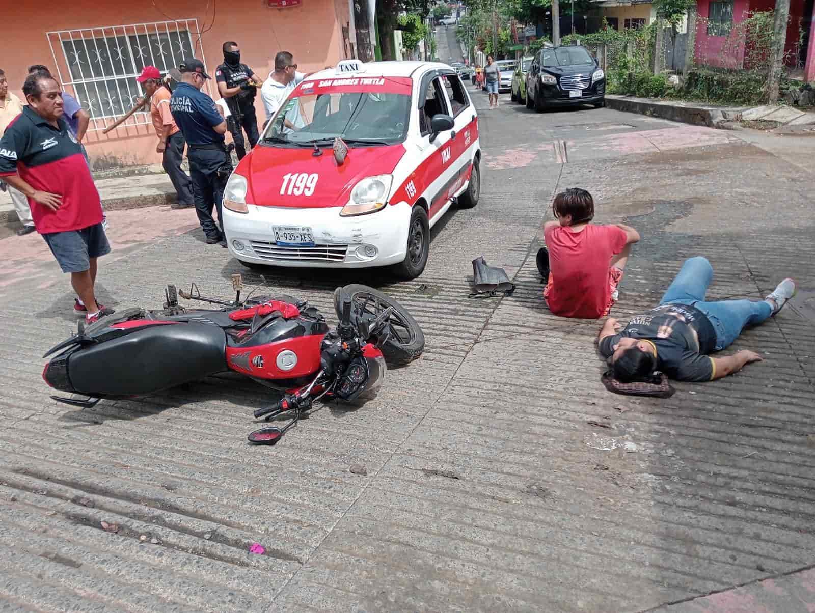 Taxistas atropella a pareja que viajaba en motocicleta en San Andrés Tuxtla