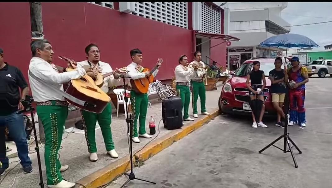 Se suman nanchitecos en apoyo a músico hospitalizado