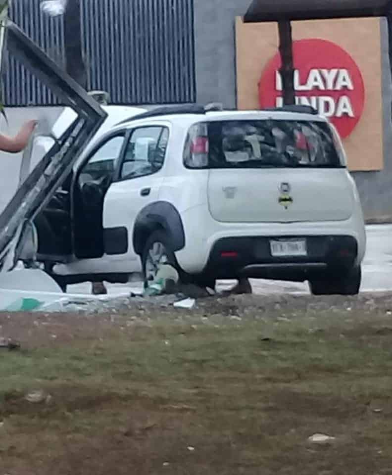 Choca auto contra parabús en la colonia Playa Linda, en Veracruz