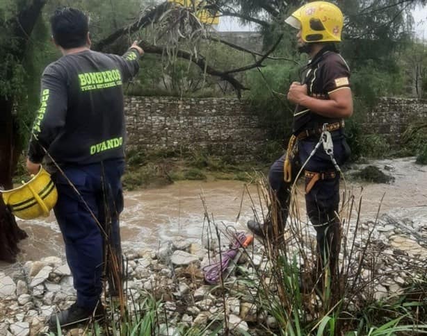 Por intensas lluvias un hombre fue tragado por una coladera mientras ayudaba a sus vecinos