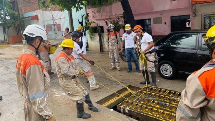 Por intensas lluvias un hombre fue tragado por una coladera mientras ayudaba a sus vecinos