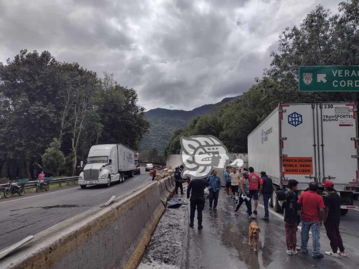 Rapiña tras accidente en la autopista Puebla-Orizaba deja caos vial